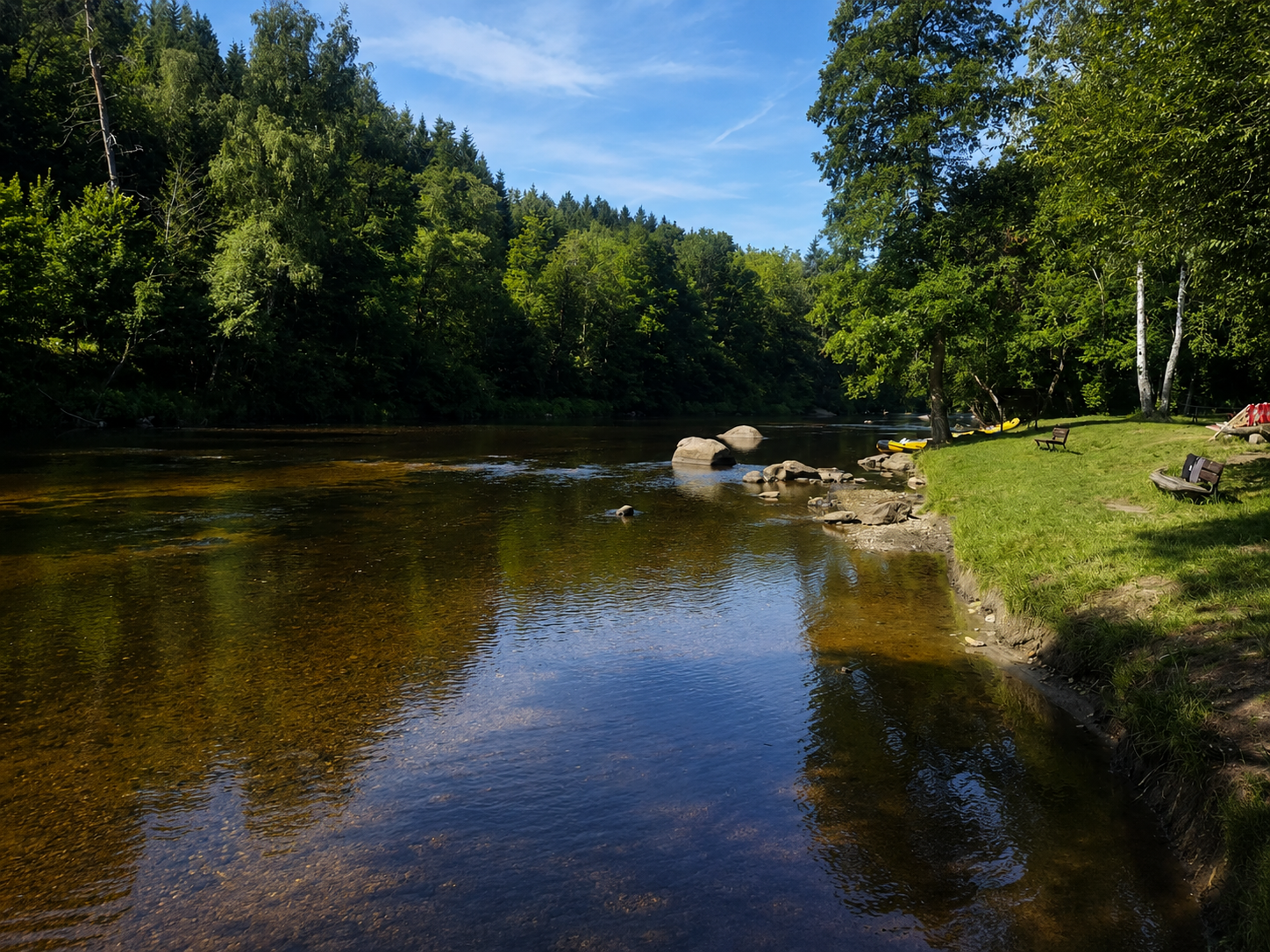 Dnešní čistá Vltava v přírodním prostředí.